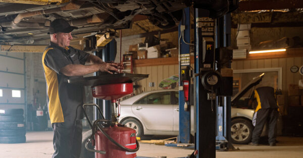 Auto Bell Uniform 6 safety benefits of automotive uniforms | UniFirst